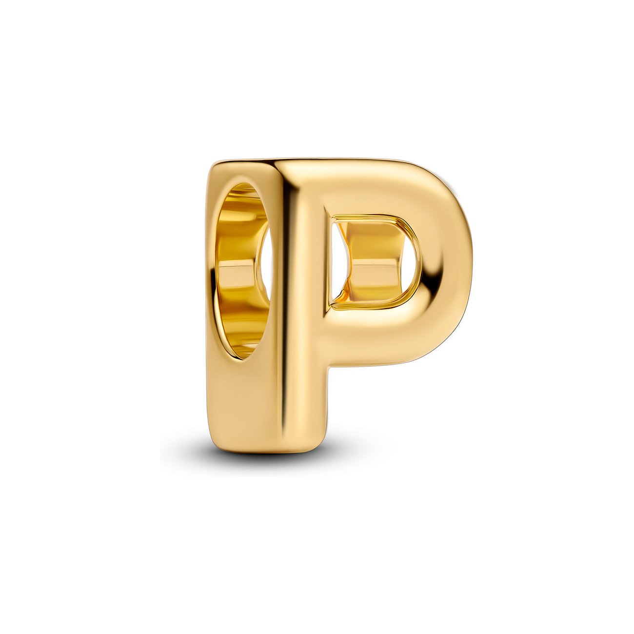 Ein glänzender goldfarbener Pandora Metall-Anhänger in Form des Buchstabens P.