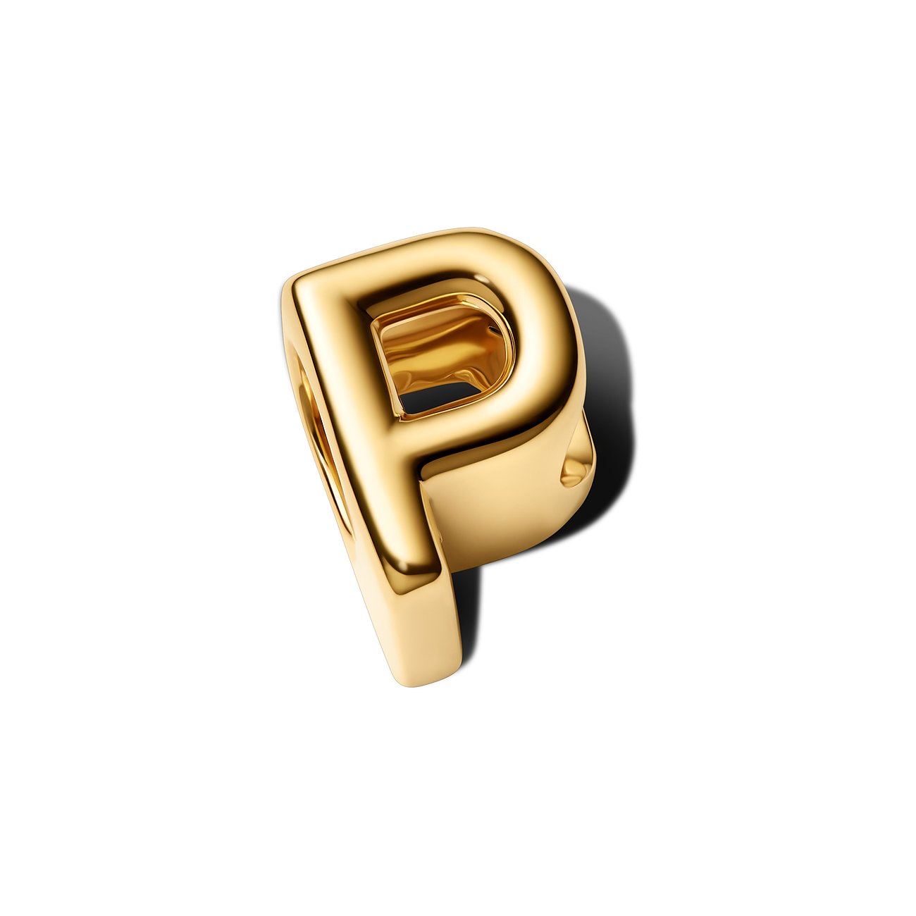 Pandora Anhängeschmuck aus goldfarbenem Metall in Form des Buchstabens P, schräg von oben aufgenommen.