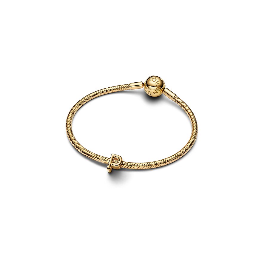 Pandora Armband aus glänzendem goldfarbenem Metall mit Kugelverschluss und angehängtem „P“-Initial.
