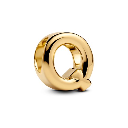 Ein Pandora Anhängeschmuck Buchstabe Q aus glänzendem goldfarbenem Metall, der aufrecht vor einem weißen Hintergrund steht.