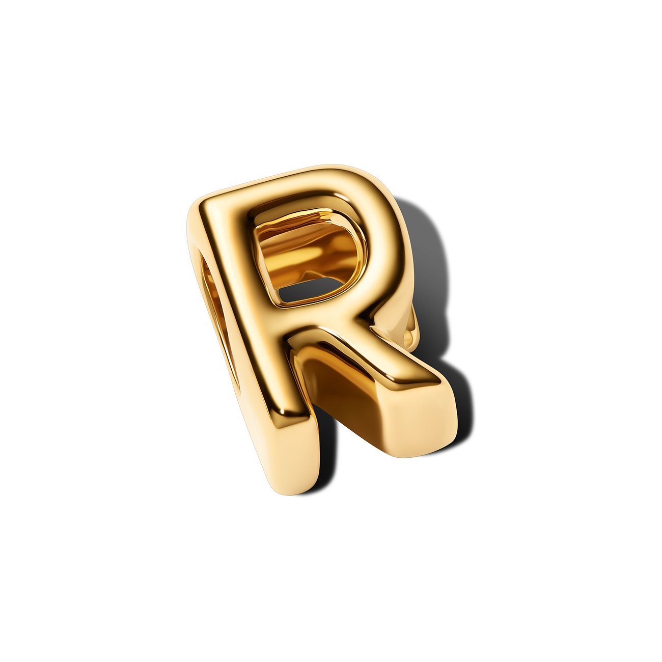 Pandora Anhängerschmuck aus goldfarbenem Metall in Form des Buchstabens R. Das glänzende R ist schräg positioniert.