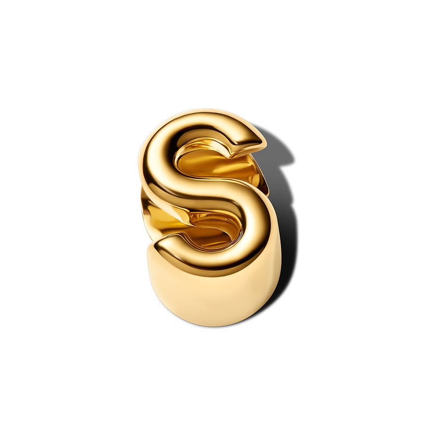 Pandora Anhängeschmuck aus goldenem Metall in Form des Buchstabens S, freigestellt auf weißem Hintergrund.