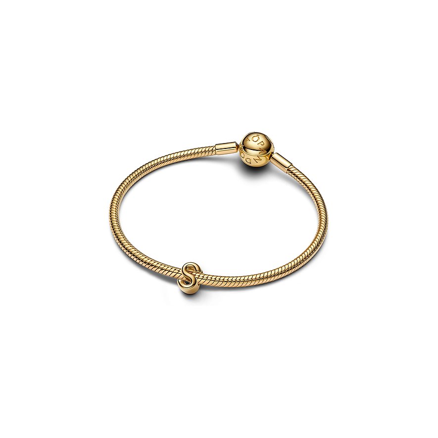 Ein Pandora Schlangenketten-Anhängerschmuck aus goldfarbenem Metall mit einem „S“-Charm und Markenverschluss.