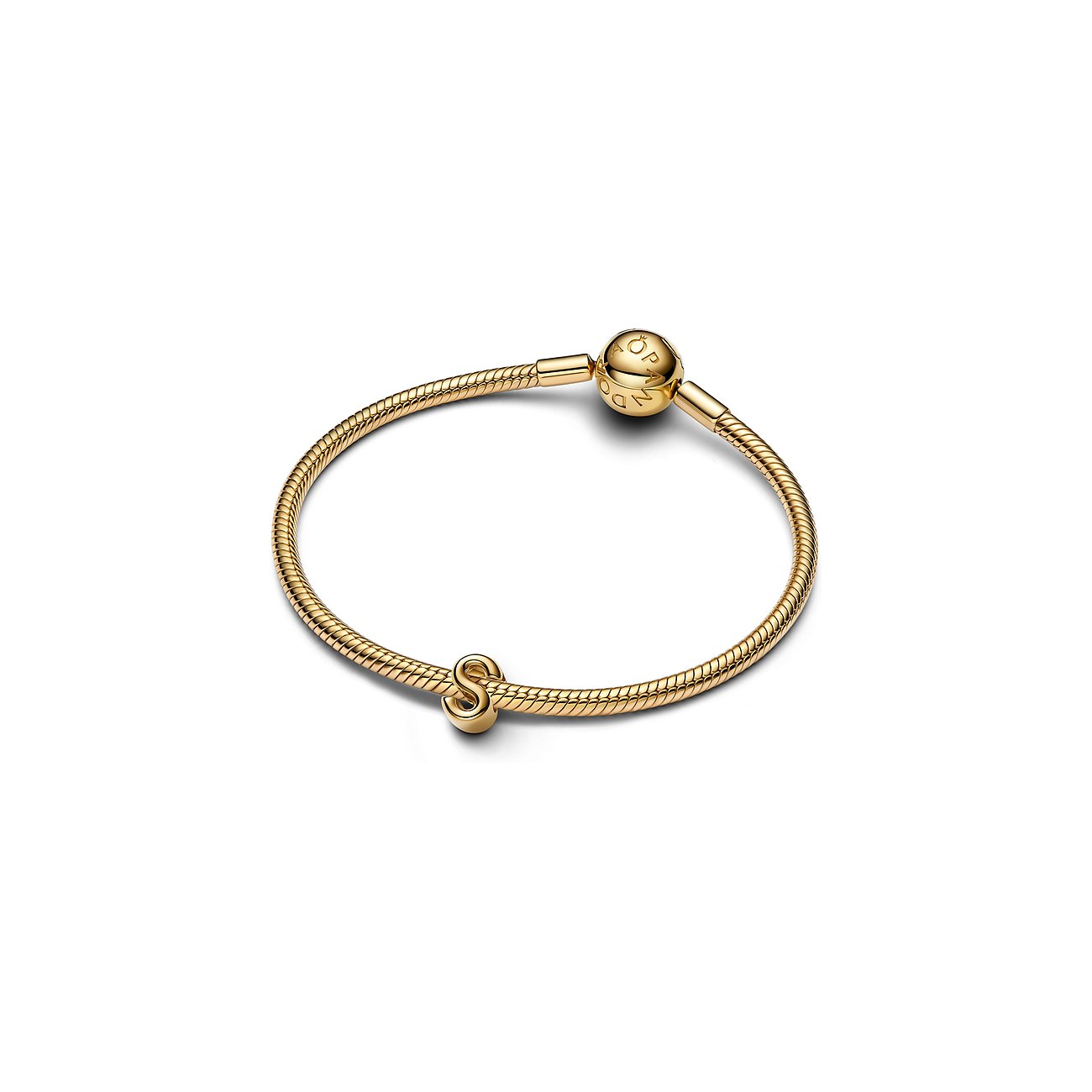 Ein Pandora Schlangenketten-Anhängerschmuck aus goldfarbenem Metall mit einem „S“-Charm und Markenverschluss.