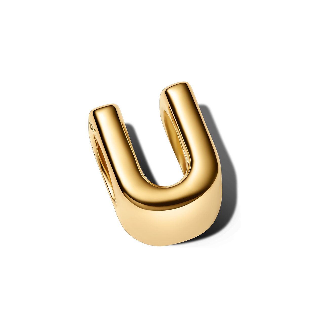 Ein glänzender goldfarbener Pandora Anhängeschmuck aus Metall in U-Form, aus einem Winkel von oben links.