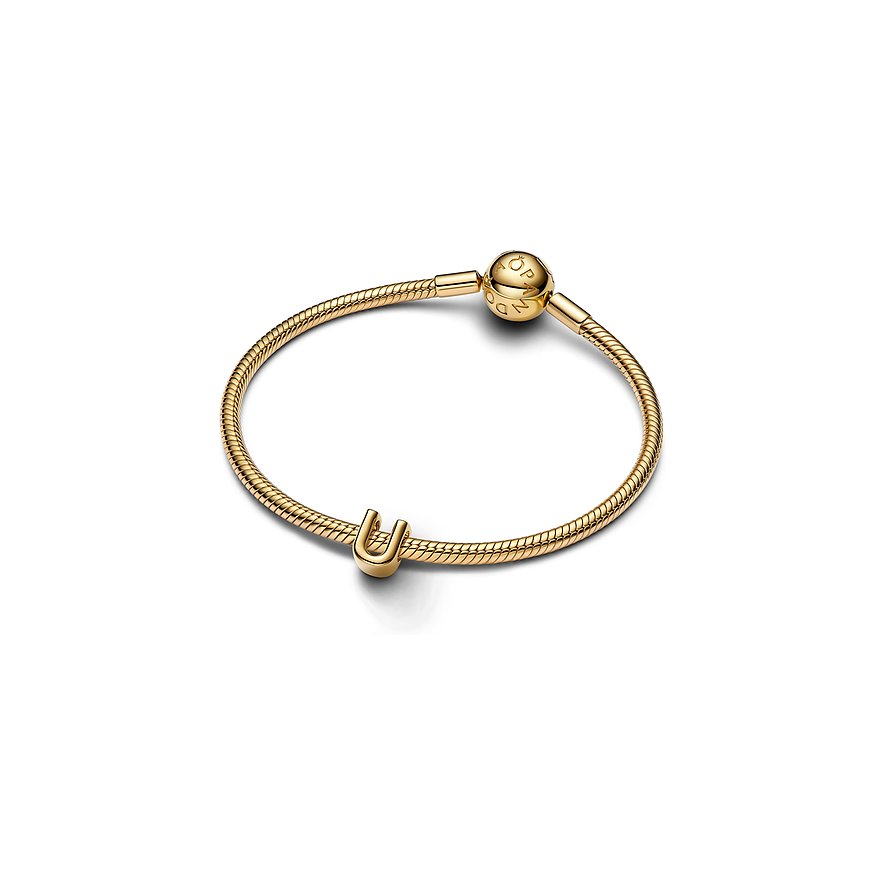 Ein goldenes Pandora Metallarmband mit einem Kugelverschluss und einem kleinen U-förmigen Anhänger.