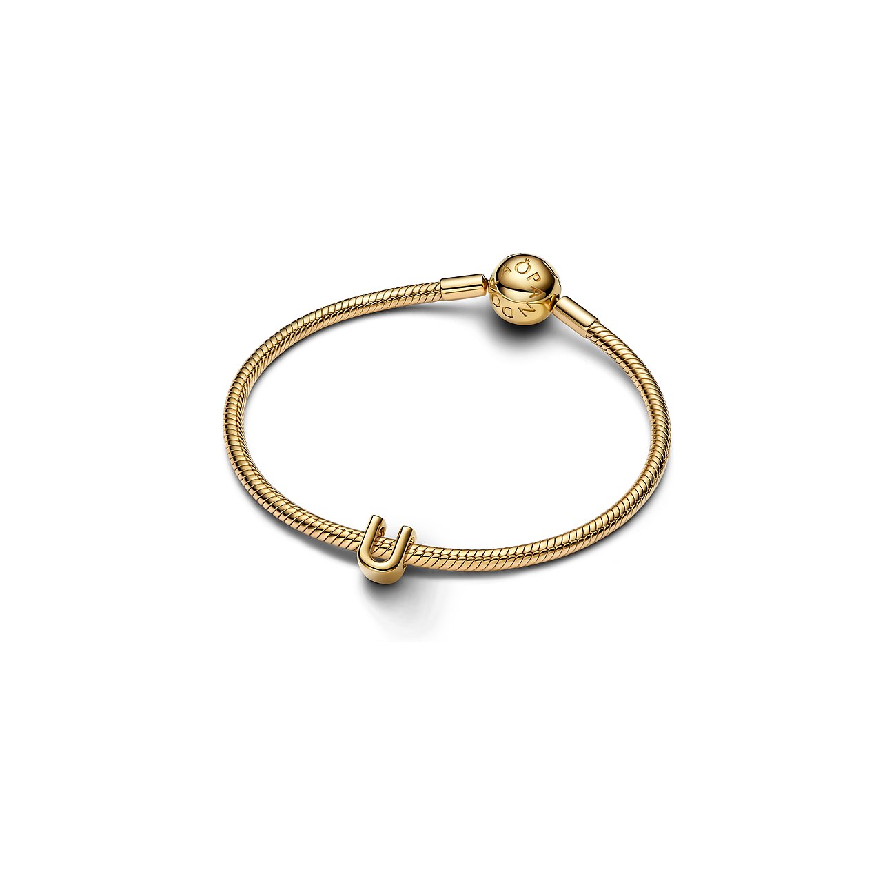 Ein goldenes Pandora Metallarmband mit einem Kugelverschluss und einem kleinen U-förmigen Anhänger.