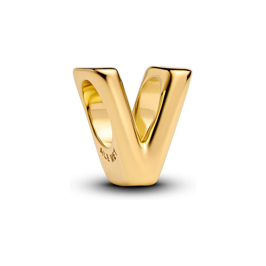 Ein goldenes Pandora „V“-Metall-Anhängeschmuckstück, aufrecht stehend und von leicht rechts vorne aufgenommen.