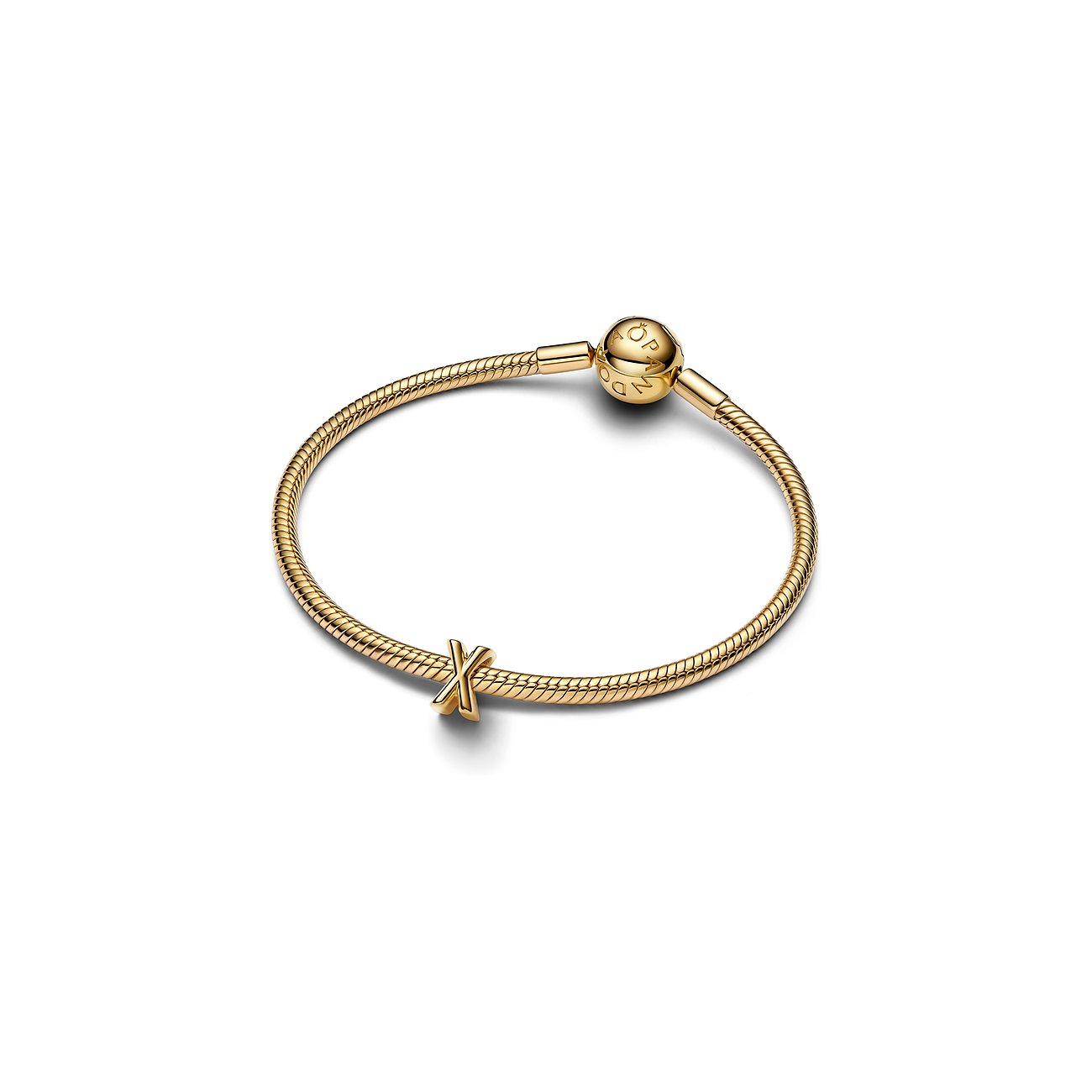 Ein glänzendes, goldfarbenes Pandora Armband aus Metall mit einem „X“-förmigen Anhänger, liegend vor weißem Hintergrund.