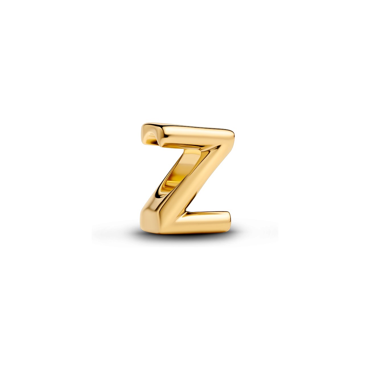 Ein goldenes Pandora Metall-Anhängeschmuckstück in Form des Großbuchstabens Z auf weißem Hintergrund.