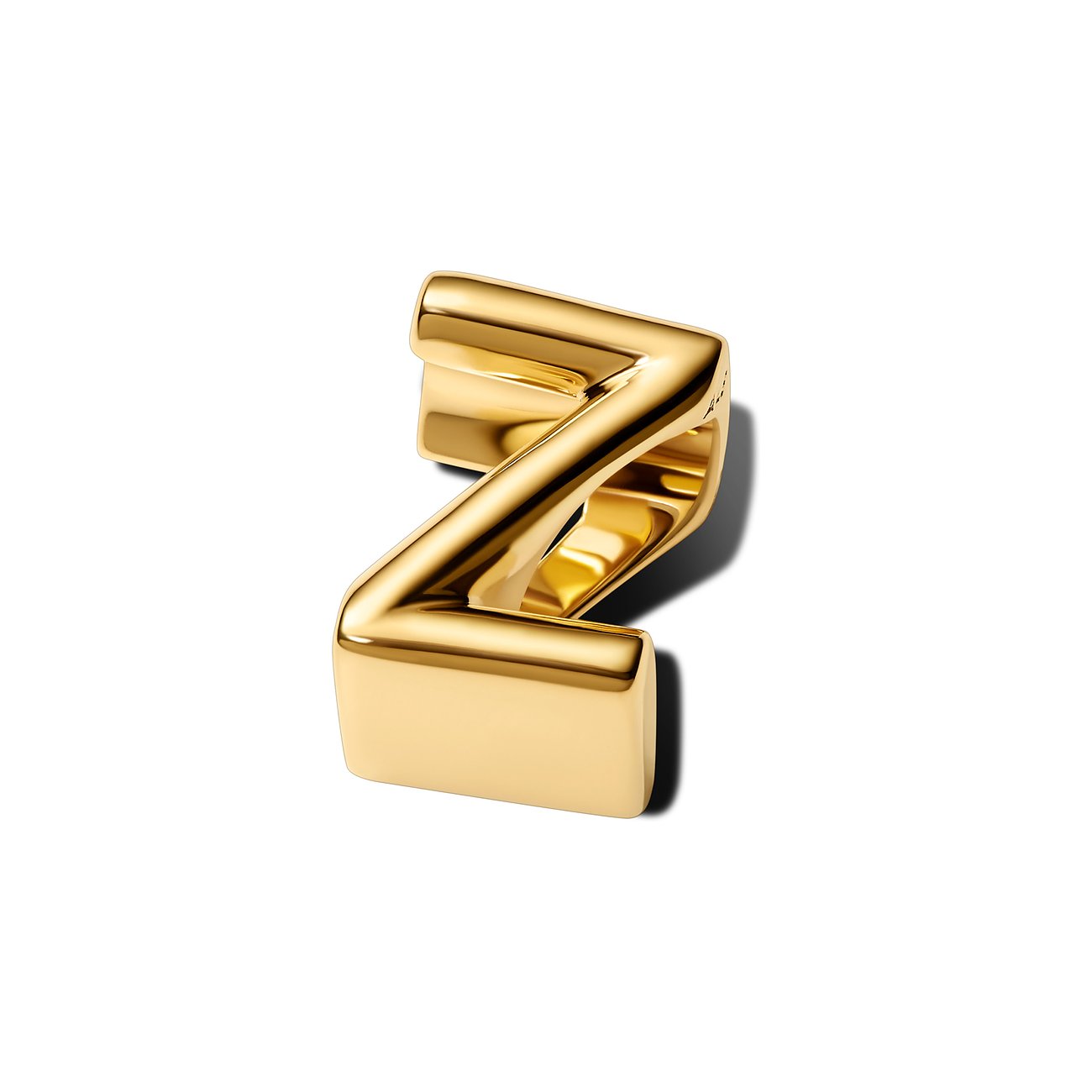 Pandora Anhängeschmuck aus goldfarbenem Metall, geformt wie der Buchstabe Z, von vorne fotografiert.
