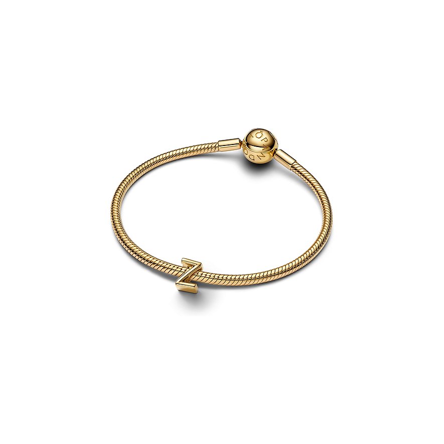 Ein glänzendes, goldenes Pandora Schlangenkettenarmband aus Metall mit einem „Z“-Charm und einem Kugelverschluss.