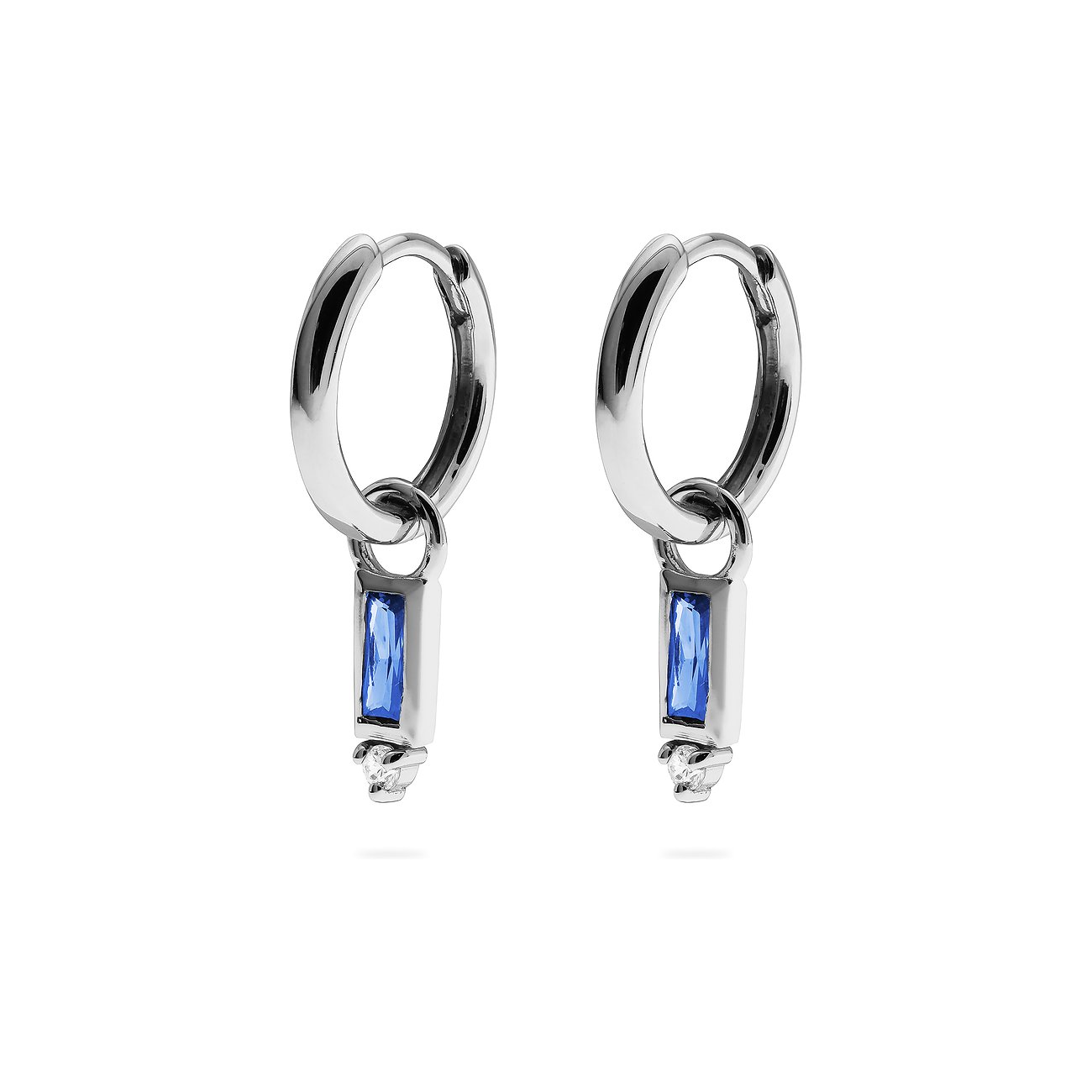 Guido Maria Kretschmer kreoler i genanvendt sølv med blå zirkonia og en klar smykkesten.