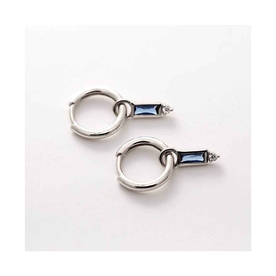 Un paio di orecchini Guido Maria Kretschmer in argento riciclato 925 con pietre di zircone colorate, oblique.