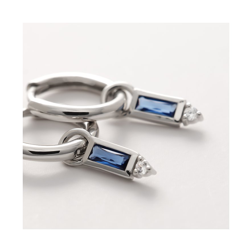 Un paio di orecchini Guido Maria Kretschmer in argento 925 riciclato, con pietre di zirconia blu rettangolari.
