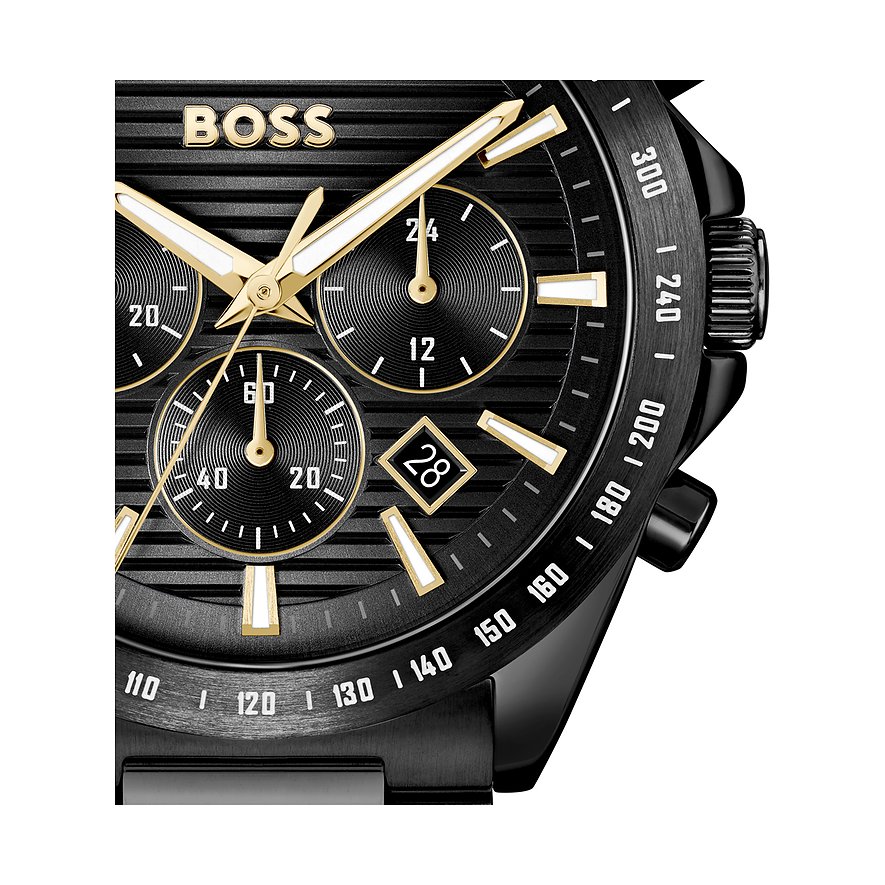 Nahaufnahme des Zifferblatts einer Boss Herrenuhr aus schwarzem Edelstahl mit goldfarbenen Zeigern und Indizes.