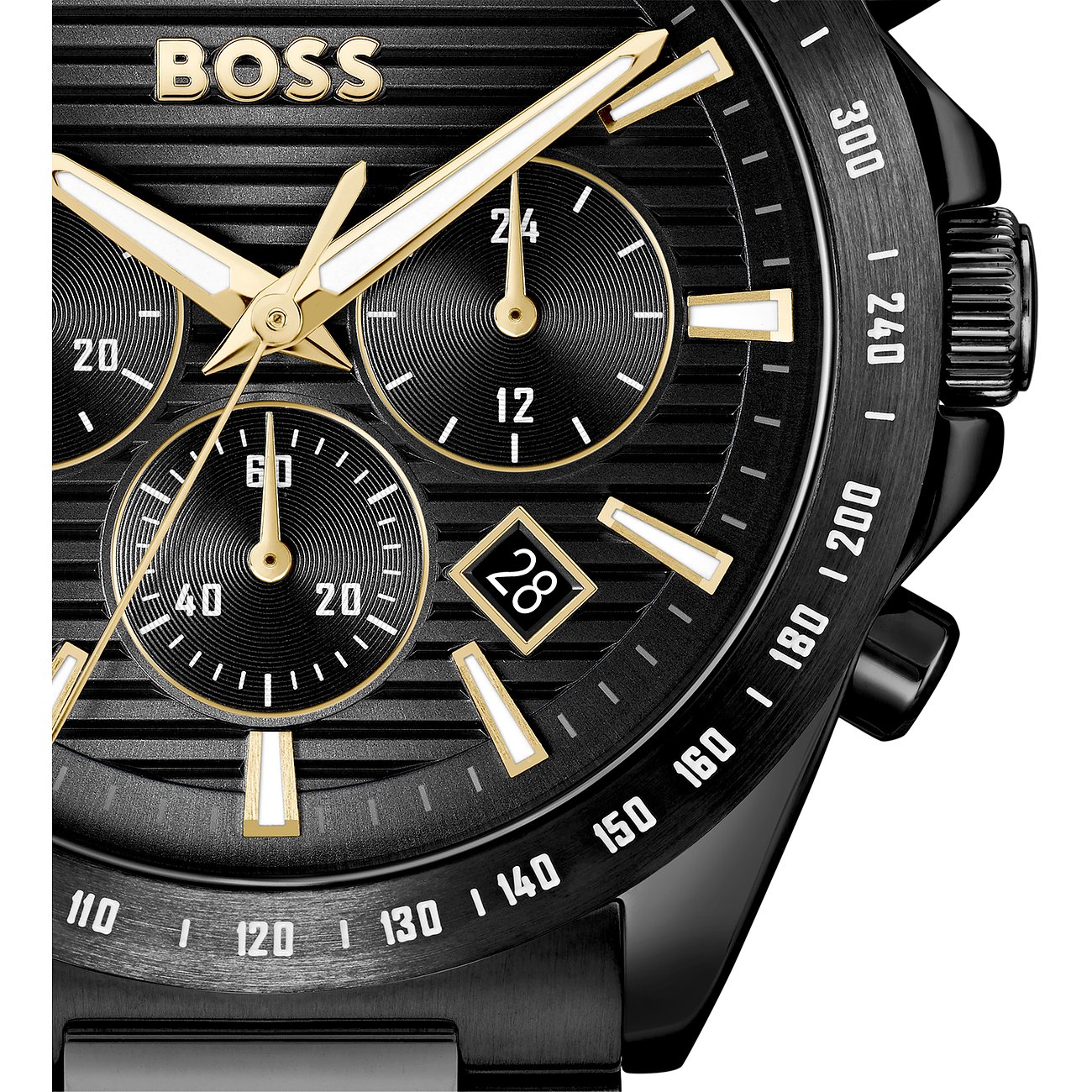 Nahaufnahme des Zifferblatts einer Boss Herrenuhr aus schwarzem Edelstahl mit goldfarbenen Zeigern und Indizes.