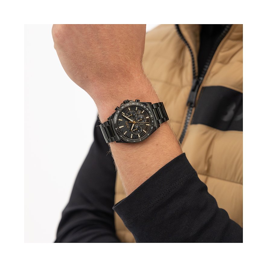 Am Handgelenk eines Mannes getragen ist die Boss Herrenuhr aus blauem Edelstahl mit Chronograph zu sehen.