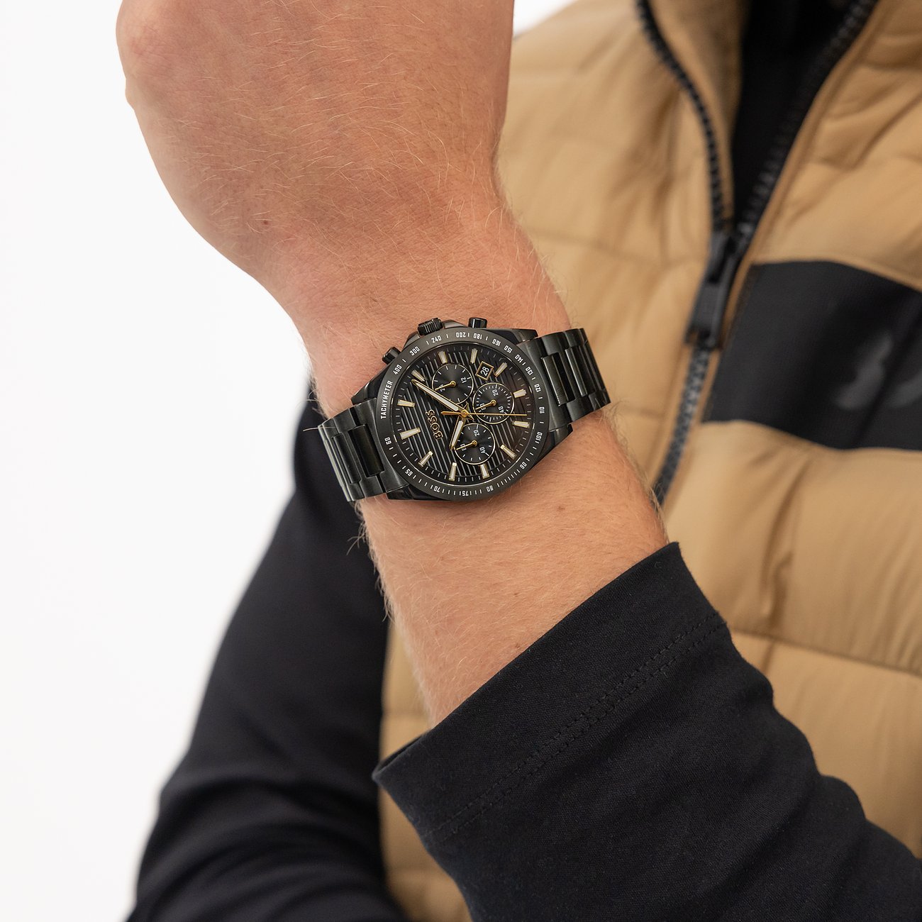 Am Handgelenk eines Mannes getragen ist die Boss Herrenuhr aus blauem Edelstahl mit Chronograph zu sehen.