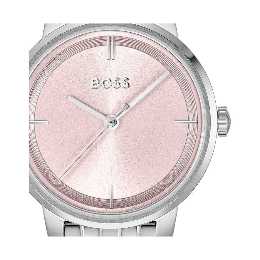 Nahaufnahme einer Boss Damenuhr aus Edelstahl mit rosafarbenem Zifferblatt und glänzender Oberfläche.