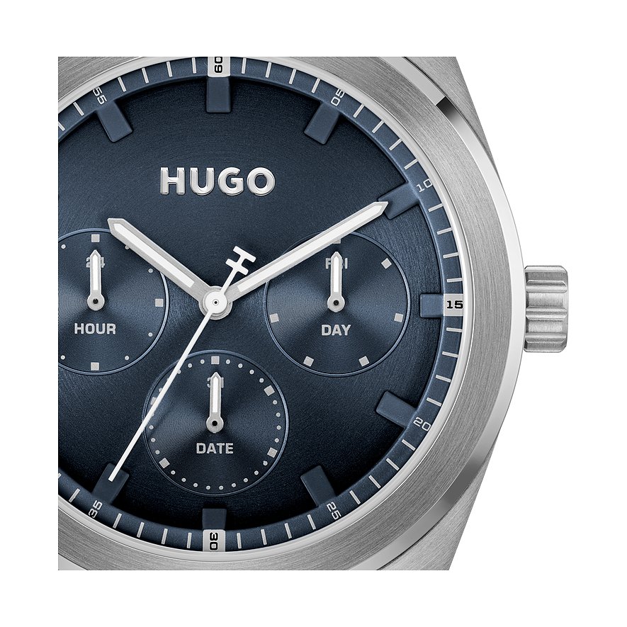 Nahaufnahme einer runden Herrenuhr von Hugo aus Edelstahl mit blauem Zifferblatt und drei Unterzifferblättern.