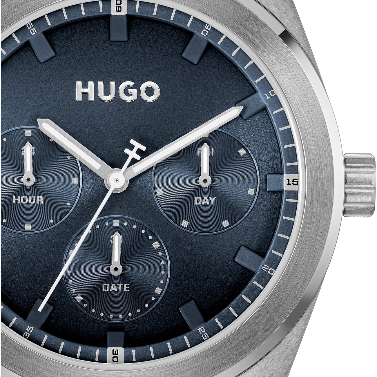 Nahaufnahme einer runden Herrenuhr von Hugo aus Edelstahl mit blauem Zifferblatt und drei Unterzifferblättern.