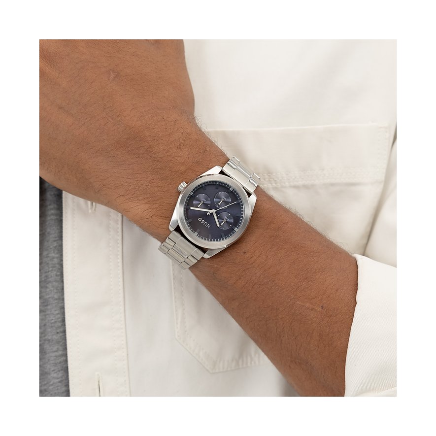 Am Handgelenk eines Mannes getragene Hugo Herrenuhr aus Edelstahl mit Chronographenfunktion und dunkelblauem Zifferblatt.