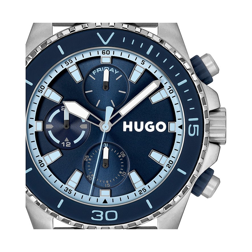 Close-up van het Hugo herenhorloge in blauw rvs met chronograafwijzerplaten en zilverkleurige kast, van bovenaf.