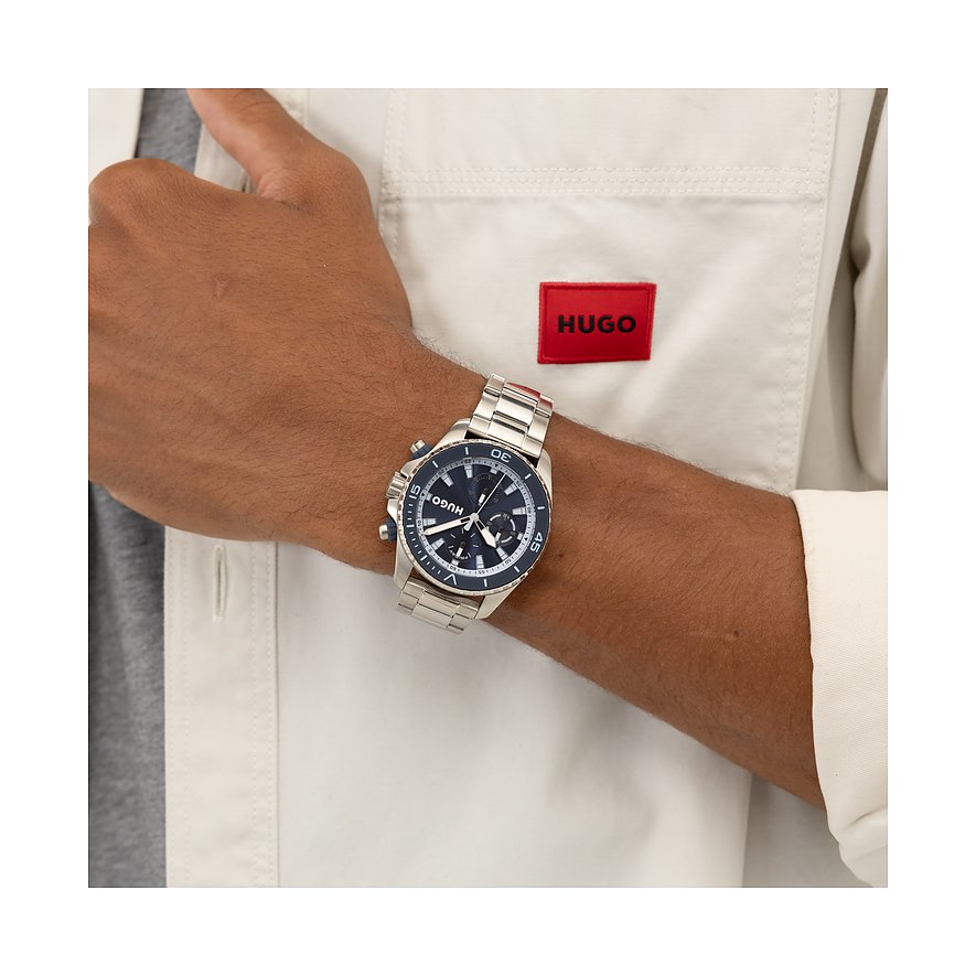 Hugo herenhorloge van roestvrij staal gedragen om de pols, met marineblauw wijzerblad en chronograaffuncties.