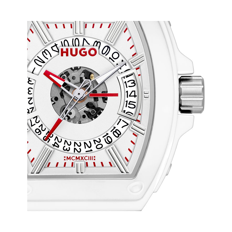 Close-up van de wijzerplaat van een Hugo herenhorloge, roestvrij staal, wit met rood logo. Rode uurmarkeringen.