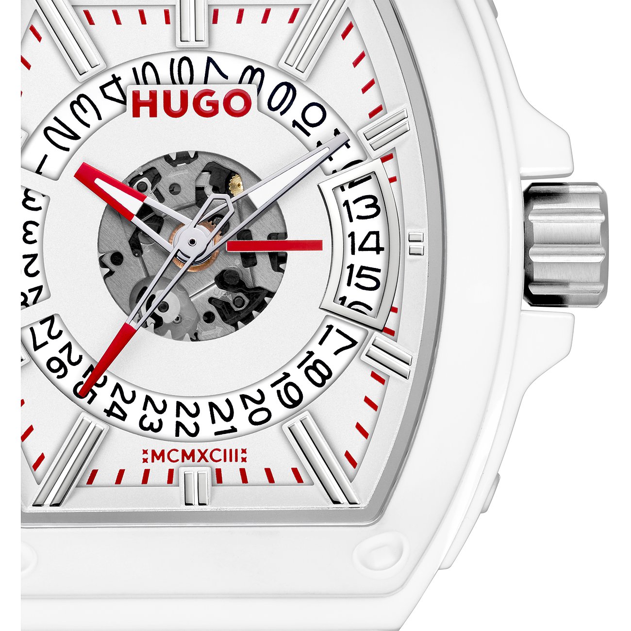 Close-up van de wijzerplaat van een Hugo herenhorloge, roestvrij staal, wit met rood logo. Rode uurmarkeringen.