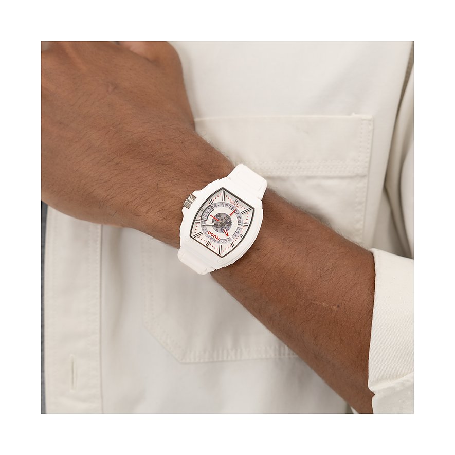 Een Hugo herenhorloge van roestvrij staal met witte band om de pols van een model, bovenaanzicht.