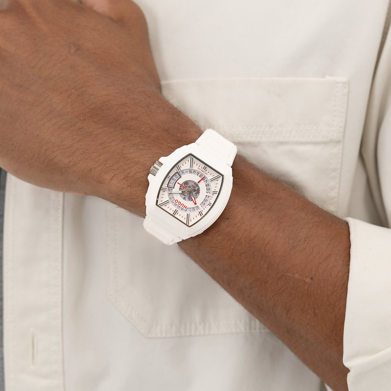 Een Hugo herenhorloge van roestvrij staal met witte band om de pols van een model, bovenaanzicht.