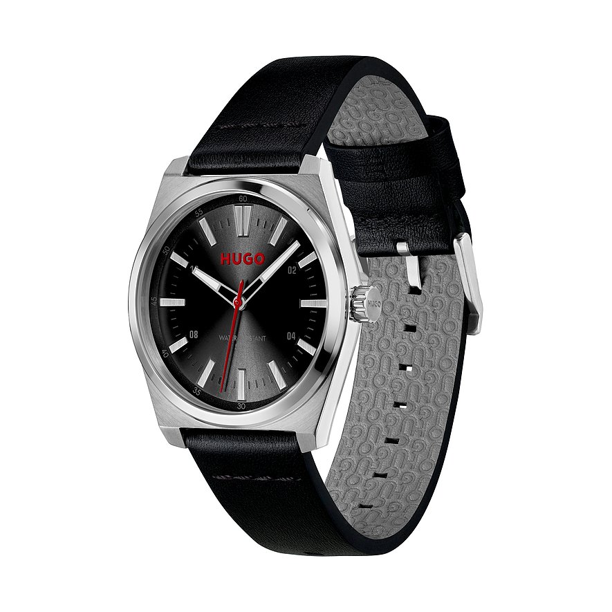 Hugo Herrenuhr aus Edelstahl mit schwarzem Zifferblatt und schwarzem Lederarmband, von oben mit leicht schrägem Einblick.