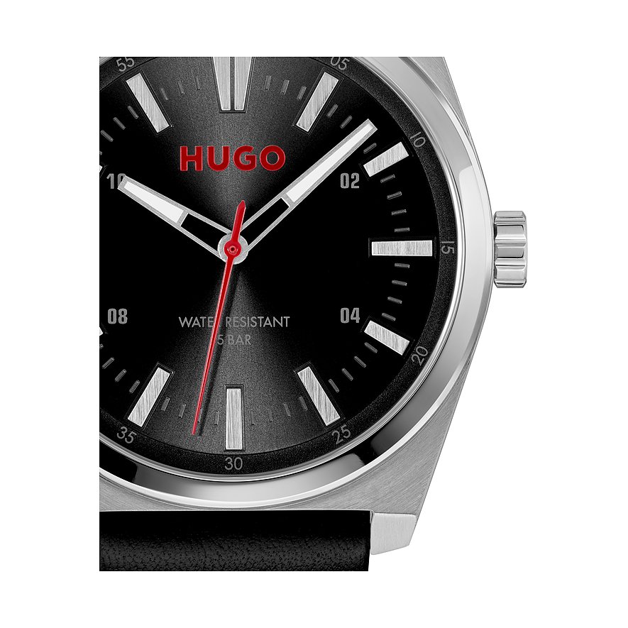 Nahaufnahme einer runden Hugo Herrenuhr aus silberfarbenem Edelstahl mit schwarzem Zifferblatt und roten Zeigern.