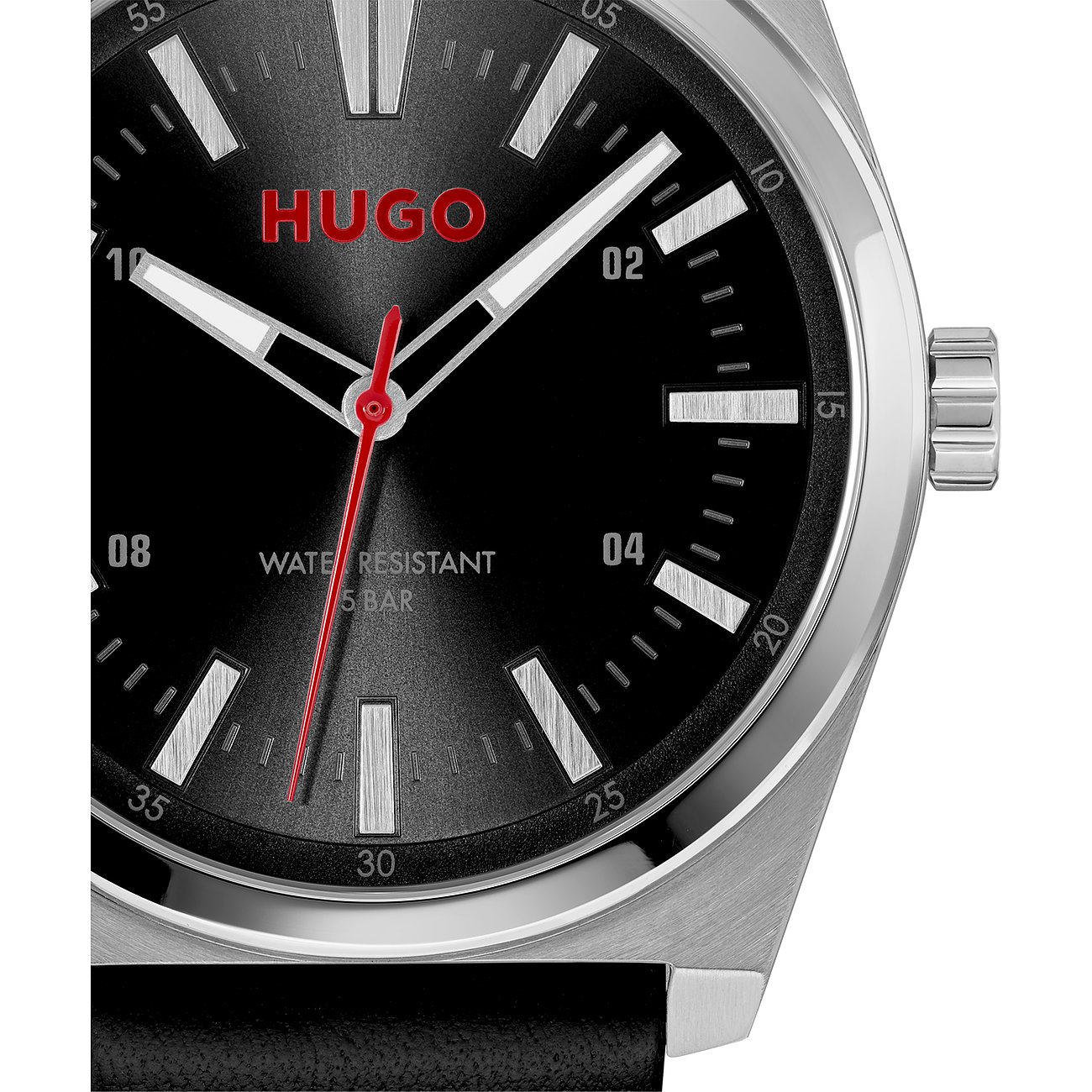 Nahaufnahme einer runden Hugo Herrenuhr aus silberfarbenem Edelstahl mit schwarzem Zifferblatt und roten Zeigern.