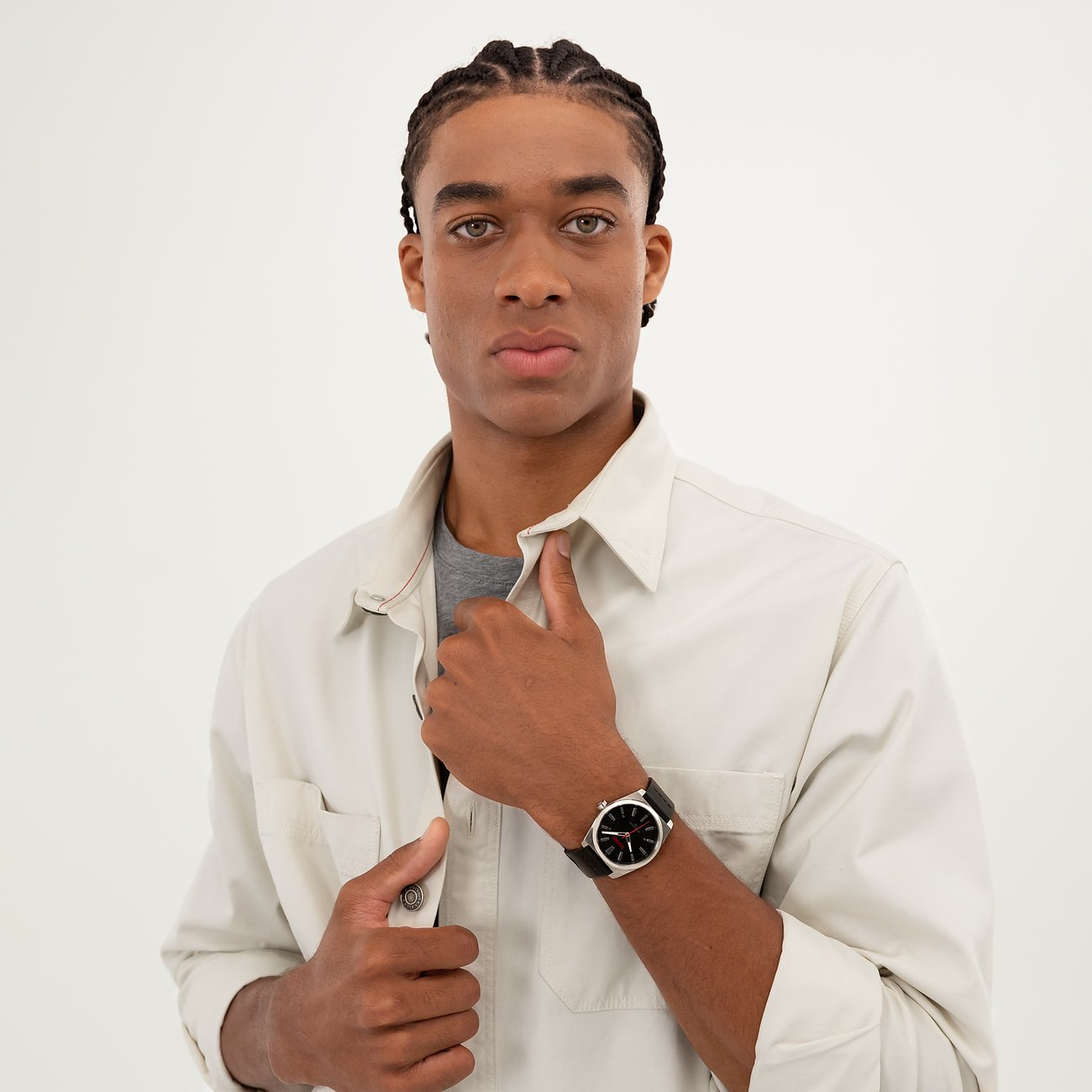Ein Mannequin präsentiert eine HUGO Herrenuhr aus Edelstahl mit dunklem Zifferblatt und schwarzem Armband.