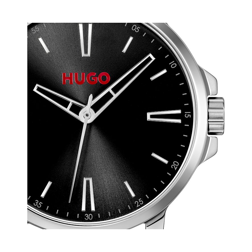 Detailaufnahme der Hugo Herrenuhr aus Edelstahl mit schwarzem Zifferblatt und roten Akzenten, schräg von oben.
