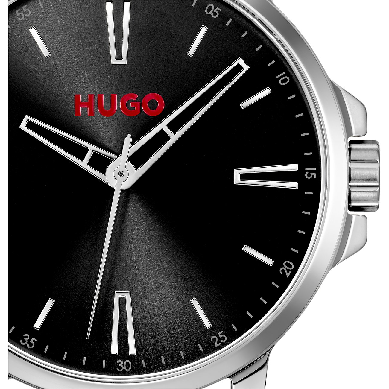 Detailaufnahme der Hugo Herrenuhr aus Edelstahl mit schwarzem Zifferblatt und roten Akzenten, schräg von oben.