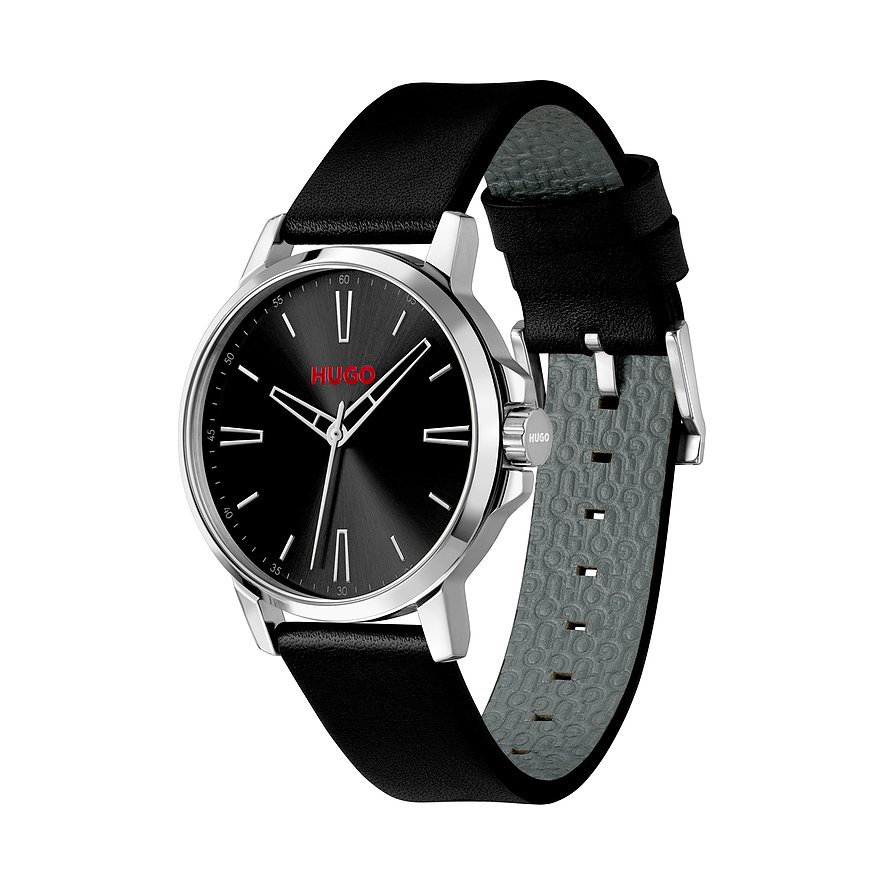 Hugo Herrenuhr aus Edelstahl mit schwarzem Zifferblatt und Lederarmband, rote Hugo-Schriftzug.