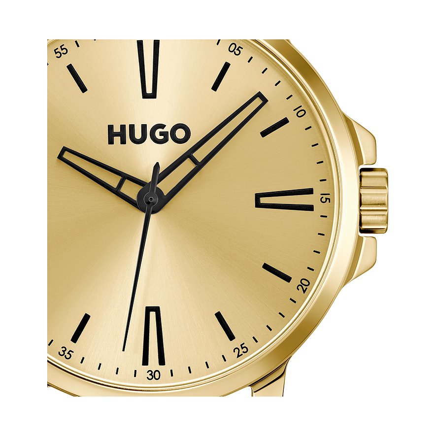 Close-up van de wijzerplaat van een Hugo herenhorloge van goudkleurig roestvrij staal met zwarte indexen en wijzers.