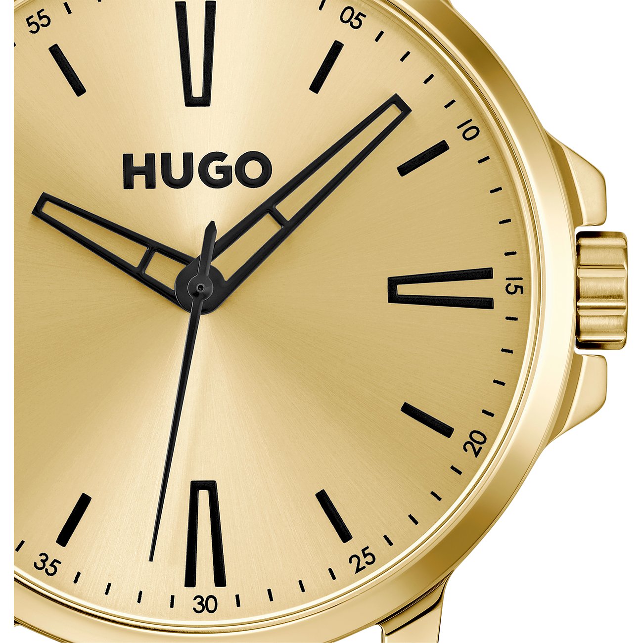 Close-up van de wijzerplaat van een Hugo herenhorloge van goudkleurig roestvrij staal met zwarte indexen en wijzers.