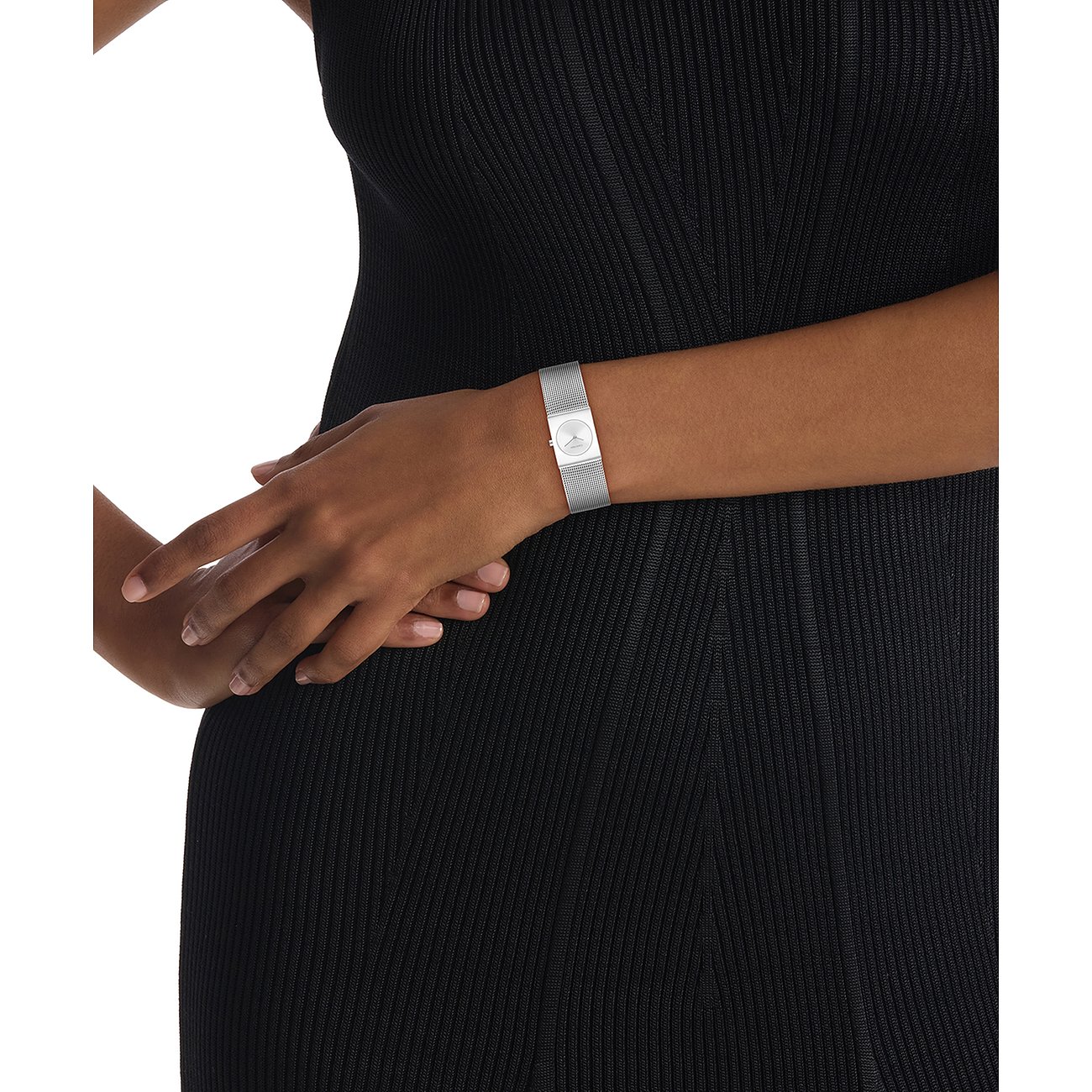 Close-up van een Calvin Klein dames roestvrijstalen horloge met zilveren wijzerplaat, gedragen door een armmodel.
