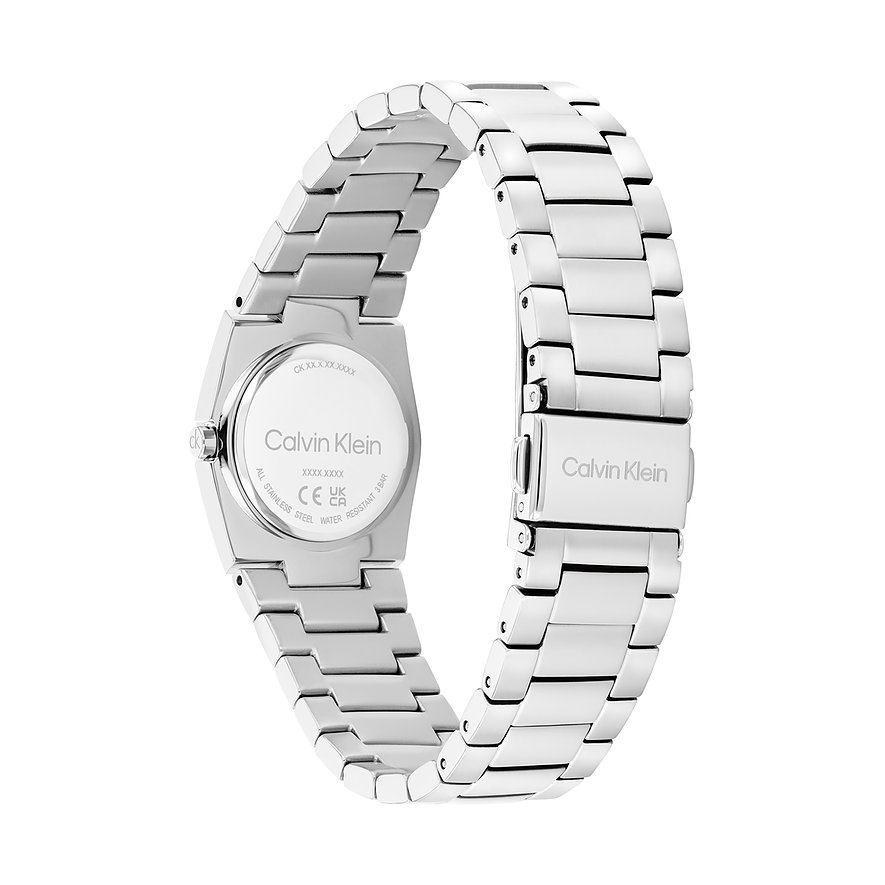Achteraanzicht van een Calvin Klein dameshorloge in roestvrij staal met glanzende schakels en gegraveerd logo.