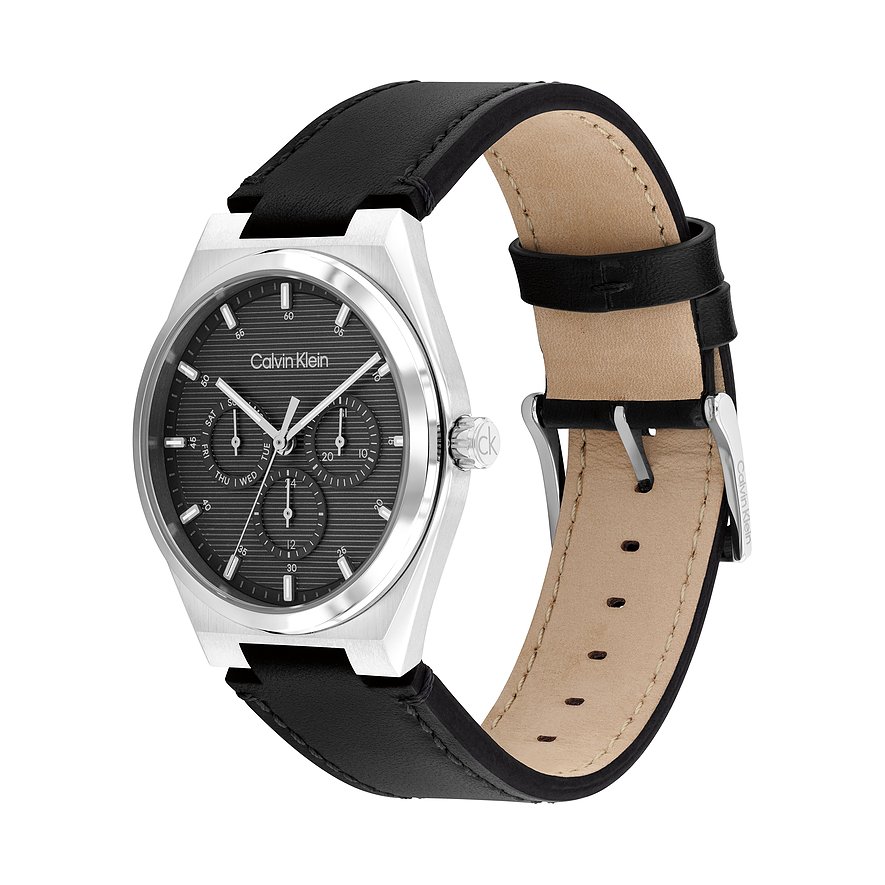 Calvin Klein herenhorloge, RVS, donkere wijzerplaat, drie chronograafdisplays en zwarte leren band.