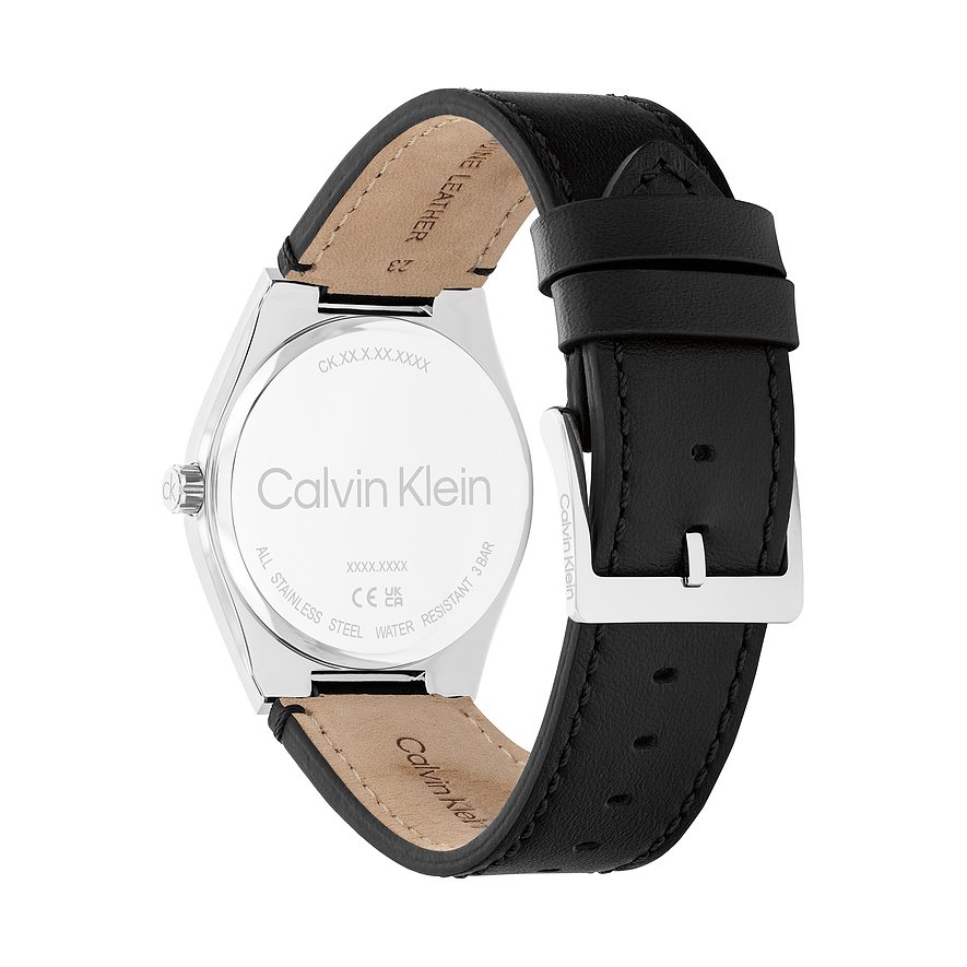 Achterkant van een Calvin Klein herenhorloge van roestvrij staal met een zwarte lederen band en gesp.
