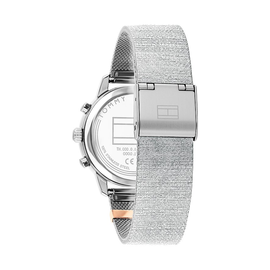 Rückansicht einer Tommy Hilfiger Damenuhr aus Edelstahl mit glitzerndem, silbernem Textilarmband und einer Dornschließe.