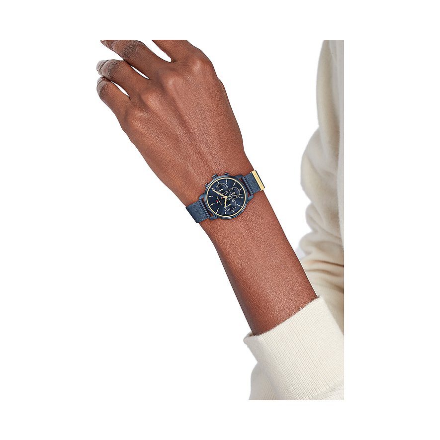 Tommy Hilfiger Damenuhr aus Edelstahl am Handgelenk, mit blauem Zifferblatt und blauem Armband.