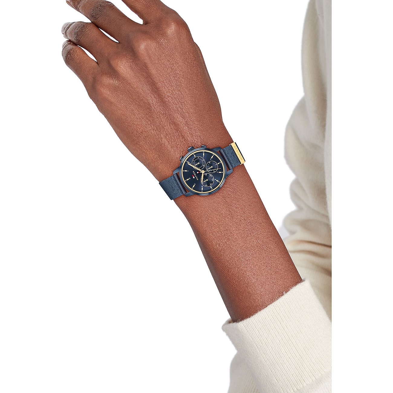 Tommy Hilfiger Damenuhr aus Edelstahl am Handgelenk, mit blauem Zifferblatt und blauem Armband.