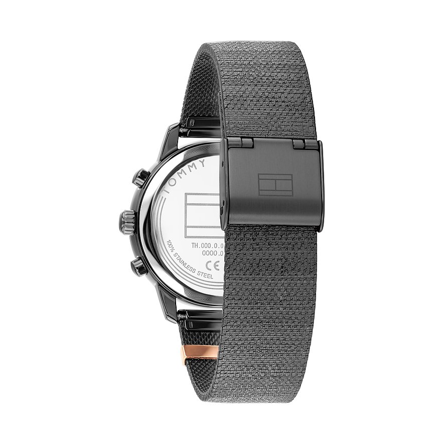 Rückansicht der Tommy Hilfiger Damenuhr aus schwarzem Edelstahl mit grauem Textilarmband und Schmetterlingsverschluss.